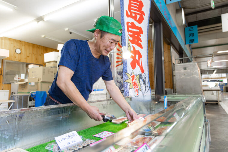 目利き歴40年以上の店主が厳選した旬の鮮魚を取り揃えています